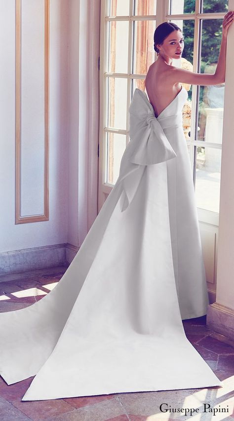 A celebration of Italian bridal excellence. Minimal Wedding Dress, Haute Couture Wedding Dress, Dreamy Gowns, Dreamy Wedding Dress, Bow Wedding Dress, Aline Wedding Dress, Wedding Dresses Strapless, Wedding Dress Trends, Couture Wedding