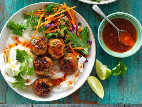 Thai Red Curry Pork Meatballs with Noodles Vietnamese Meatballs Recipe, Vietnamese Pork Meatballs, Thai Meatballs, Curry Pork, Pad Thai Rice Noodles, Thai Pork, Meatballs And Rice, Crispy Noodles, Marley Spoon