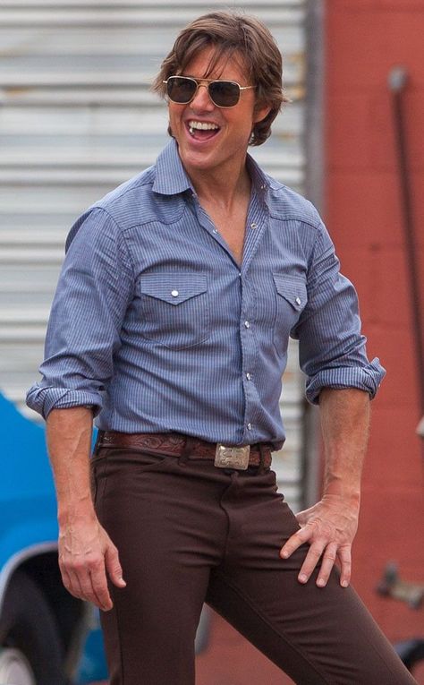 From his square aviators to his cowboy-inspired garb, Tom Cruise’s style for his new film “Georgia” is totally country chic! Tom Cruz, Tom Cruise Hot, Tom Cruise Mission Impossible, Tom Cruise Movies, Wearing Sunglasses, Katie Holmes, Hollywood Actor, Nicole Kidman, Tom Cruise