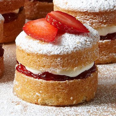 Mini Sponge Cake Recipes, Mini Victoria Sponge Cakes, Victoria Sponge Cake Recipe, Mini Victoria Sponge, Sponge Cake Recipe, Sliced Strawberries, Mini Torte, Sponge Cakes, Victoria Sponge Cake