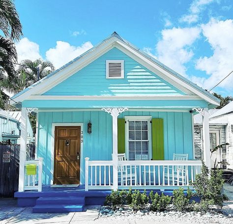 Oh those sweet Key West colors 💙. A perfect little cottage to spend the summer 😎🎉. - - #keywest #keywestcottage #cottage #cottagestyle #keywesthome #conchhouse #keywestlife #keywestbound Coastal House Colors Exterior, Turquoise House Exterior, Key West House Colors, Coastal Cottage Exterior, Beach House Paint Colors, Key West Colors, Unique Paint Colors, White Cottages, Coastal Bungalow