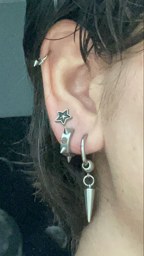 Ear Piercing Tattoo, Diy Helix Earring, Masculine Ear Piercings, Helix Spikes, Alt Ear Piercings, Piercings On Ear, Popular Ear Piercings, Piercings Ear Ideas, Percinings Ideas