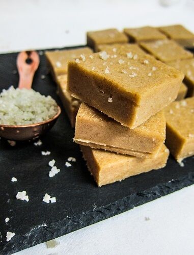 Tahini Fudge Recipe, Tahini Fudge, Tahini Fudge Pie, Tahini Date Caramel, Date Caramel Vegan, Vegan Halva, Caramel Fudge, Gluten Free Vegan Recipes, Healthy Sweets Recipes