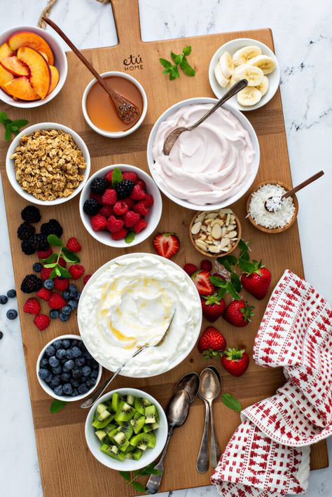 How To Make The Best Greek Yogurt Bowls Yogurt Board, Parfait Board, Greek Yogurt Bowl, Yoghurt Breakfast, Best Greek Yogurt, Yogurt Bowls, Yoghurt Bowl, Granola Parfait, Making Yogurt