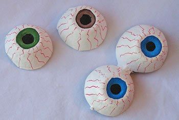 How to make recycled egg carton eyes and more Halloween crafts – Recycled Crafts Halloween Party Hacks, Halloween Eggs, Dekorasi Halloween, Halloween Party Decor Diy, Easy Halloween Party, Spooky Eyes, Egg Carton Crafts, Summer Play, Egg Cartons