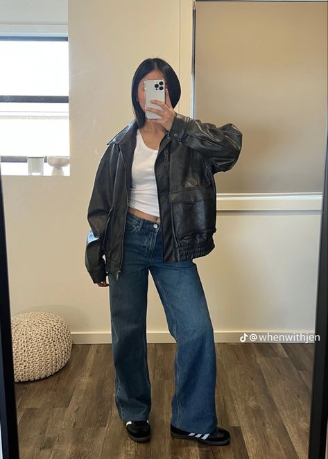 Fitted Jean Jacket Outfits, Light Wash Jean Jacket Outfit, White Tank Top Outfit Aesthetic, White Tank Top Outfit Summer, Denim Jeans Outfit Casual, Timberlands Outfit, Basics Capsule Wardrobe, Motorcycle Jacket Outfit, White Tank Top Outfit