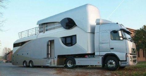 Double Decker! Luxury Converted Horse Trailer Converted Horse Trailer, Cool Rvs, Kombi Motorhome, Luxury Motorhomes, Trailer Interior, Luxury Rv, Volvo Fh, Cool Campers, Equestrian Lifestyle