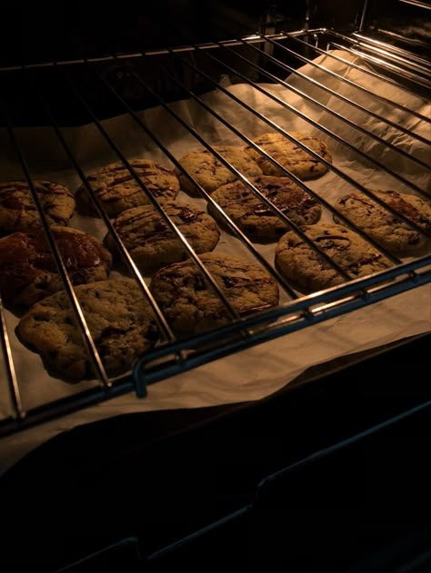 Baking Man Aesthetic, Brownie Cookies Aesthetic, Fall Aesthetic Cookies, Baking Fall Aesthetic, Bake Cookies Aesthetic, Brownie Baking Aesthetic, Bakeing Girl Aesthetic, Baking Cookies Aesthetic Friends, Baking Is My Therapy