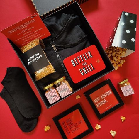 Netflix And Chill Gift Basket Ideas, Netflix Gift Basket, Movie Night Box, Pr Unboxing, Diy Christmas Gifts For Boyfriend, Movie Night Gift Basket, Food Gift Box, Movie Night Gift, Gift Baskets For Him