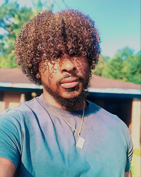 Curly hair with highlights on black man. Jheri Curl Men, Men With Highlights, Caramel Highlights Curly, Caramel Highlights Curly Hair, Man Curly Hair, Curly Hair With Highlights, Curly Hair Afro, Highlights For Men, Jheri Curl