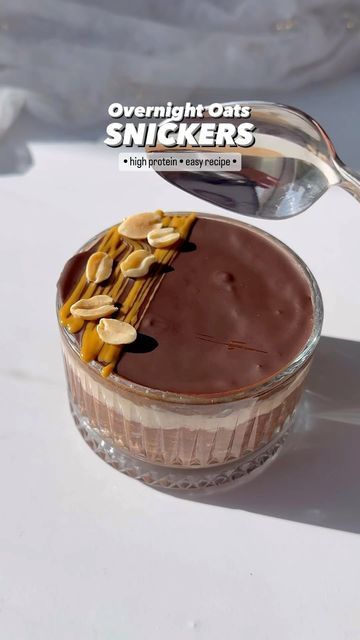 Oatmilk Overnight Oats, Over Night Oats Chocolate, Sugar Free Caramel Sauce Recipe, Soaked Oats Recipe, Snickers Overnight Oats, Oats With Chocolate, Sugar Free Caramel Sauce, Ove4night Oats, Healthy Breakfast Oatmeal