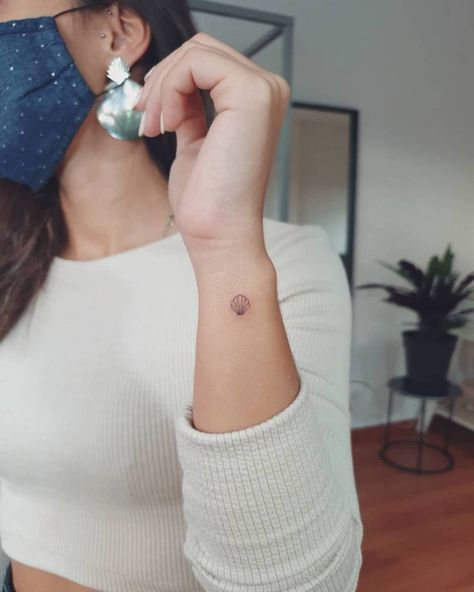 Minimalist seashell tattoo on the wrist. Mini Seashell Tattoo, Seashell Tattoos For Women, Hawaii Small Tattoo, Seashell Tattoo Minimalist, Beach Small Tattoos, Seashell Wrist Tattoo, Shell Wrist Tattoo, Hawaii Minimalist Tattoo, Simple Beach Tattoos