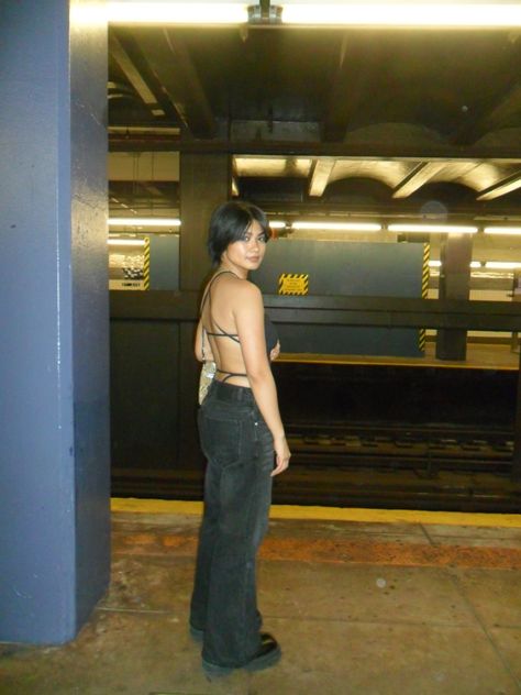 girl in new york nyc subway Girls Pixie Cut, Outfit Ideas Nyc, Going Out Outfit Ideas, Short Hair Outfits, Short Hair Tomboy, Going Out Outfit, Business Woman Successful, New York Subway, Hair Color And Cut