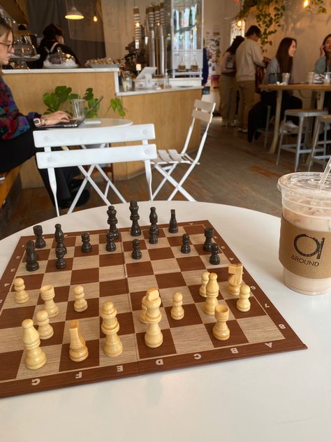 Café coffee aesthetic chess summer friends colors Chess Coffee Shop, Chess Set Aesthetic, Chess Cafe, Chess Photo, Chess Aesthetic, James Kirk, Vida Aesthetic, Ali Hazelwood, Favorite Soups