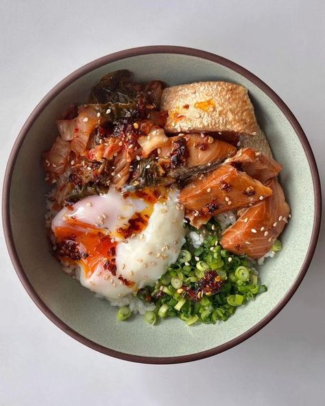 Fishwife on Instagram: "a perfect sunday bowl feat. koshihikari rice, smoked salmon, chopped kimchi, scallions, sesame and chili crisp 🥣!! crafted by @whatmariemade 🤩" Kimchi Rice, Chili Crisp, Salmon Rice Bowl, Salmon And Rice, Healthy Food Motivation, October 29, Rice Bowl, Food Diary, Rice Bowls