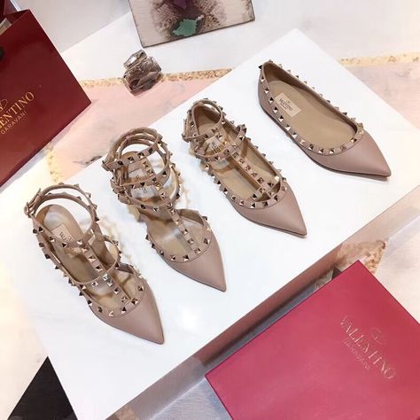 Valentino Flats, Beautiful Photoshoot Ideas, Shoe Nails, Cute Slippers, Flat Dress Shoes, Valentino Shoes, Valentino Women, Tres Chic, Nike Shoes Women