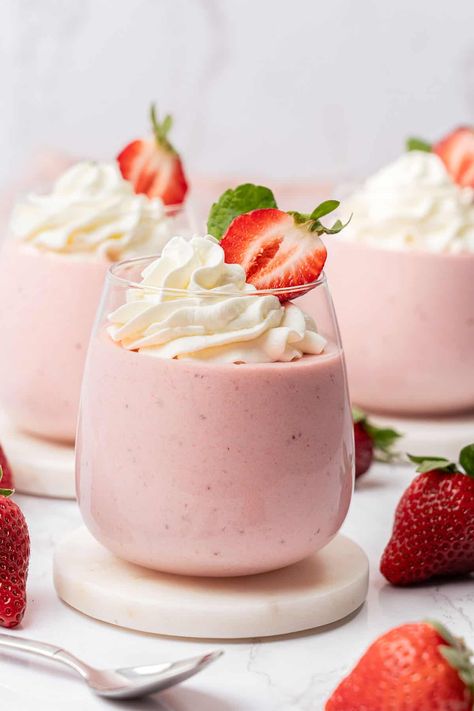 Strawberry mousse in a glass decorated with fresh strawberries. Vanilla Bean Mousse, Summer Dessert Table, Strawberry Cheesecake Mousse, Strawberry Mousse Recipe, Grilled Strawberries, Strawberry Mouse, Mango Mousse Cake, Strawberry Crunch Cake, Strawberry Pudding