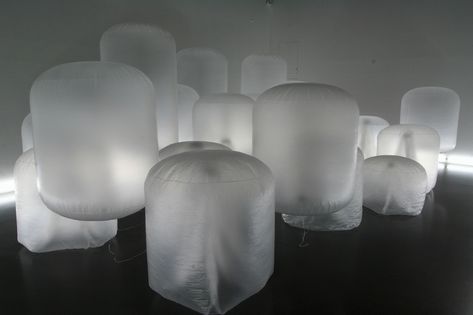 onishi yasuaki inflates plastic volumes for granship window in japan Hot Glue Stencil, Interactive Installation, Artistic Installation, Sculpture Installation, Japanese Artists, Art Center, Installation Art, Plastic Bag, Sculpture Art