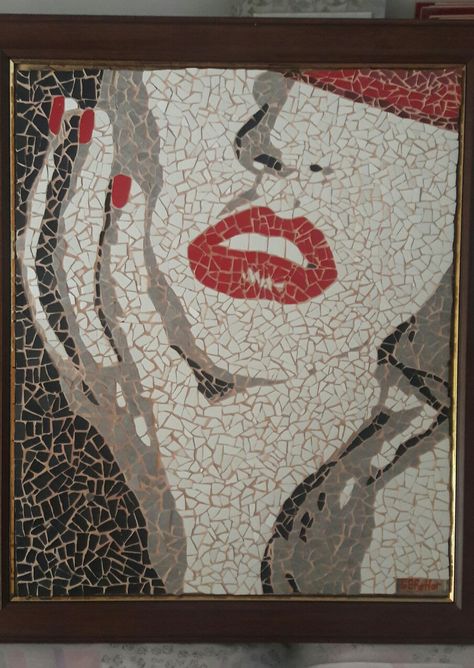 WOMAN IN RED HAT (TILE USED MOSAIC) Eggshell Mosaic, Ib Art, Egg Shell Art, Mosaic Portrait, Woman In Red, Shell Mosaic, Mosaic Art Projects, Mosaic Madness, Egg Shell