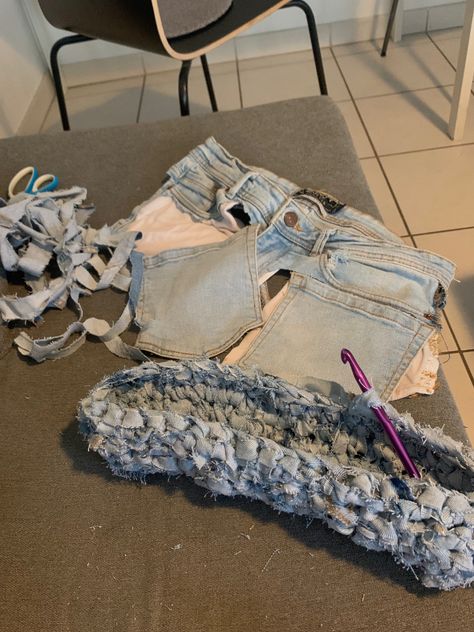 Making it with crochet by reccycling an old pair of jeans #upcycling #recycling #fashion Denim Crochet, Upcycling Recycling, Crochet Bra, Jeans Bag, Crochet Bag, Recycling, Knitting, Crochet, Upcycling