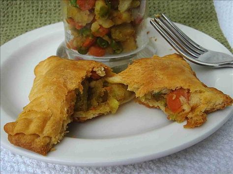 Easy Crescent Samosa...hmmm might have to try! Samosa Indian, Sandwiches Vegetarian, Easy Crescent Rolls, Puja Items, Samosa Recipe, Honey Sauce, Crescent Roll, Samosa, Curry Powder