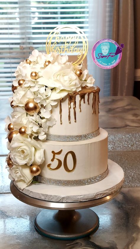 White and gold cake for 50th Birthday party Western 20th Birthday, 50th Birthday Cake For Women Mom, Gold Theme Birthday Cake, Cake For 50th Birthday, Golden Birthday Themes, Black And Gold Birthday Cake, White And Gold Cake, 50th Birthday Cake For Women, Gold Theme Birthday