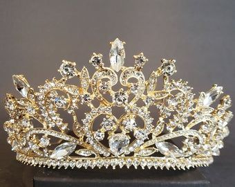 Charro Quince Crown, Xv Crowns Gold, Yellow Quinceanera Crown, Cream And Gold Quinceanera Theme, Big Gold Crown, White And Gold Quinceanera Crown, White Gold Quinceanera Theme, Gold Quince Crowns Big, Quinceanera White And Gold Theme