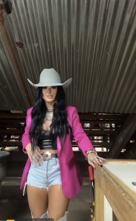 Ranchera Outfits Concert, Cowgirl Style Outfits Winter Party, Western Black Outfits Women, Blazer Country Outfit, Girly Cowgirl Outfit, Becky G Cowgirl Outfit, How To Dress Sexier Casual, Cowboy Hat Outfits Woman, Country Boujee Aesthetic