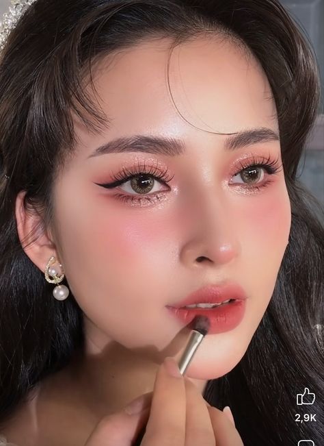 Look Make Up Korea, 1 Ponytail Hairstyles, Simple Engagement Makeup Look, Korean Wedding Makeup Look, Thai Makeup Looks Wedding, Chinese Bridal Makeup, Wedding Makeup Pale Skin, Thai Makeup Looks, Chinese Makeup Look