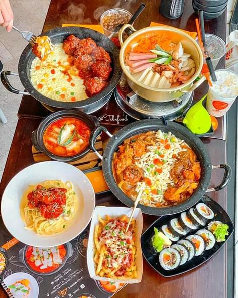 Korean Party Food, Food Craving Chart, Party Food Catering, Kue Macaroon, Food Innovation, Makanan Diet, Food Babe, Delicacy Food, Fair Food Recipes