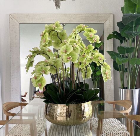 Orchid Flower Arrangements Vase, Orchid Dining Table Centerpiece, Orkide Flower Decoration, Large Orchid Centerpiece, Flower Vase Ideas, Big Orchid Arrangement, Silk Orchids Arrangements, Top Table Flowers, Modern Flower Vase