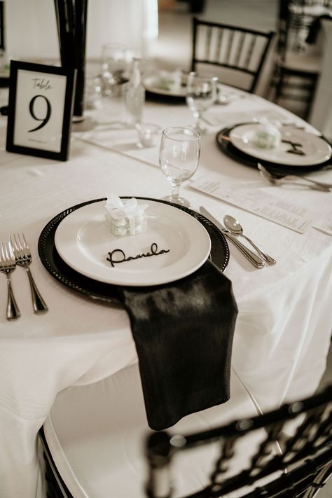 Classy Dinnerware Sets, Alternative To Table Numbers Wedding, Black Charger White Plate, Classic Black And White Wedding Table, Black Charger White Plate Wedding, Black And White Wedding Dinner, Black Charger Wedding, Black And White Charger Plates, Black Tablecloth White Napkins