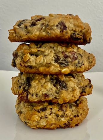 Low fat Oatmeal Raisin cookies | Just A Pinch Recipes Low Calorie Desserts Easy, Fat Cookies, Low Calorie Oatmeal, Low Fat Cookies, Cookies Photo, Cookies Oatmeal, Low Fat Desserts, Cookie Recipes Oatmeal Raisin, Snickerdoodle Recipe