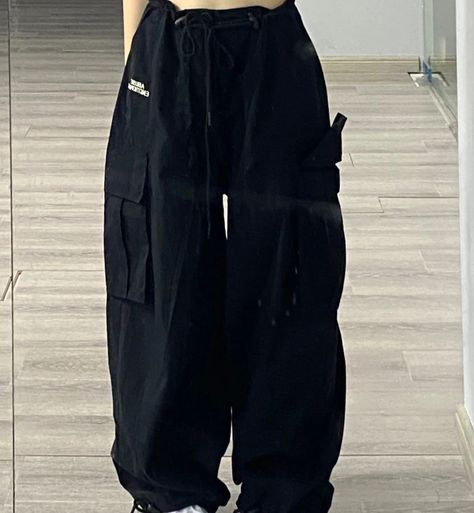 Lululemon Dance Studio Pants Outfit, Black Cargo Pants Women, Trousers Baggy, How To Style Cargo Pants Women, How To Style Cargo Pants, Fashion Trousers, Korean Streetwear, Black Cargo Pants, Aesthetic Kpop