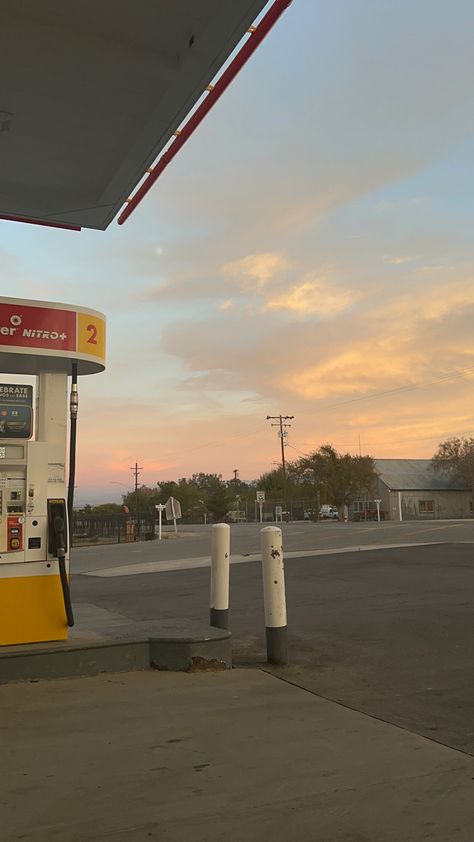 Road Trip Gas Station, 70s Small Town Aesthetic, Small Town Sunset, Small Town Slasher Aesthetic, Small Town California Aesthetic, America Road Trip Aesthetic, Mid West Aesthetic, Small Town Aesthetic Summer Country, Golden Clouds Aesthetic