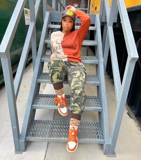 Army Fatigue Hat Outfit, Sneaker Looks For Black Women, Bronx Nyc Style, Camo And Sneakers Outfit, Orange Sneakers Outfit Women, Army Fatigue, Camo Outfits, Camouflage Pants, Camo Fashion