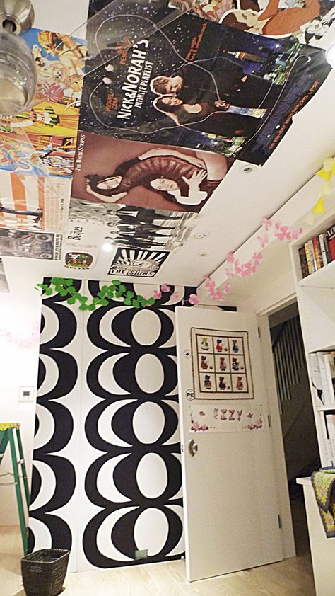 Put Art On The Ceiling With Your Trusty Staple Gun Posters On Roof Bedroom, Posters On The Ceiling, Ceiling Posters Bedrooms, Ceiling Collage Bedroom, Posters On Ceiling, Poster Ceiling, Top Bunk Ideas, Poster Prints Wall Bedroom Lana Del Ray, Spray Paint Bedroom Wall Grunge