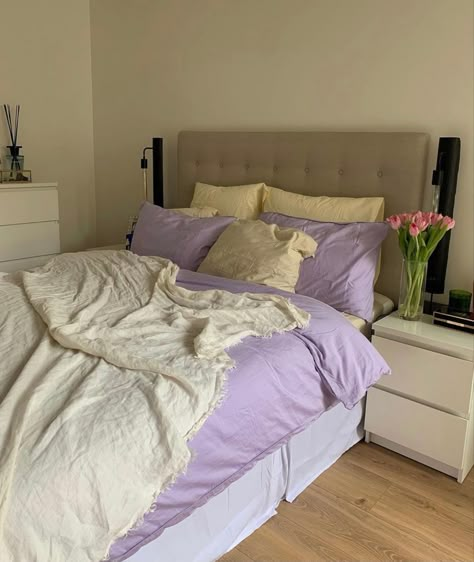 Bedding Ideas Purple, Purple And Yellow Bedroom, Purple Aesthetic Room, Purple Dorm, Lilac Bedroom, Purple Bedrooms, Nightstand Decor, Purple Rooms, Yellow Room