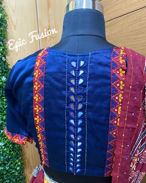 Yog Blouses Design, Kachhi Work Blouse, Gamthi Blouse Designs, Kutchi Work Blouse, Navratri Blouse, Simple Blouse Pattern, Mirror Work Blouse Design, Cotton Blouse Design, Mirror Work Blouse