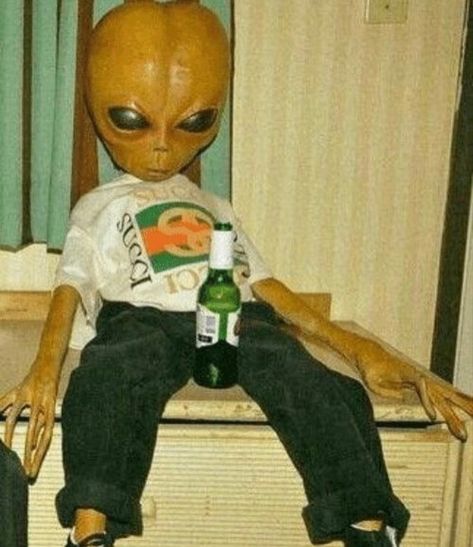 #alien #drunk #wasted #beer #funny #lol Draw Picture, Paper Pen, Pen Pencil, Illustration Drawing, Fun Games, Aliens, Art Illustration, Beer