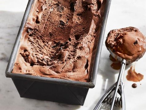 Get Milk Chocolate Oreo Ice Cream Recipe from Food Network Chocolate Oreo Ice Cream, Rocky Road Ice Cream, Homemade Chocolate Ice Cream, Chocolate Chili, Oreo Ice Cream, Chocolate Oreo, Ice Cream Day, Ice Cream Ingredients, Frozen Chocolate