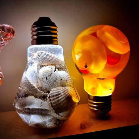 See how to make these epoxy resin light bulbs in my latest video! Light Bulb Resin Art, Lights In Resin, Resin Light Bulb, Epoxy Resin Light, Gadget Video, Resin Craft Ideas, Epoxy Light, Diy Resin Lamp, Diy Light Bulb