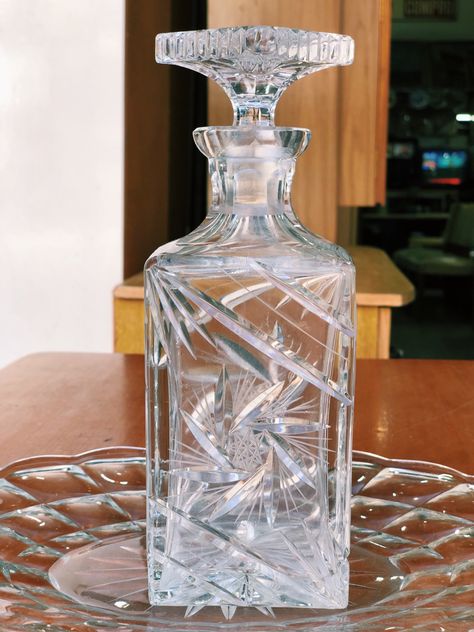 Hermoso botellon de cristal para whisky Decanters, Perfume Bottles, Vase, Crystals, Quick Saves, Home Decor, Home Décor