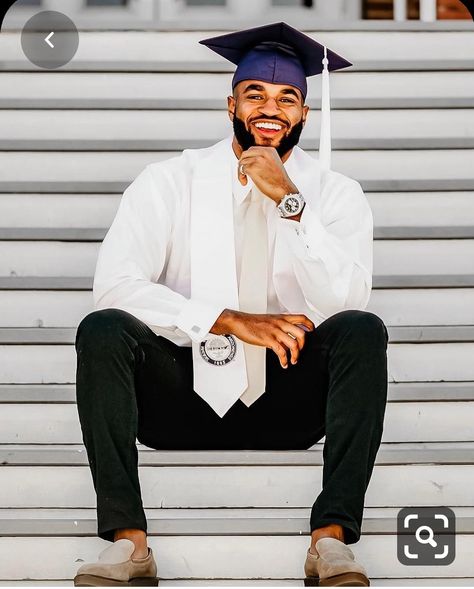 Male Graduation Pictures, Male Graduation, Graduation Goals, Grad Portraits, Graduation Pic Ideas, Cap And Gown Pictures, Graduation Pic, Senior Photos Boys, College Graduation Photoshoot