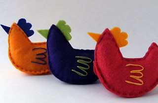 Free Felt Hen Pattern – Holiday Ornaments, Fancy Patterns Weights, or Pocket Softies | Shiny Happy World Felt Chicken, Chicken Little, Chicken Toys, Felt Animal Patterns, Chicken Crafts, Chicken Pattern, Pattern Weights, Plushie Patterns, Felt Projects