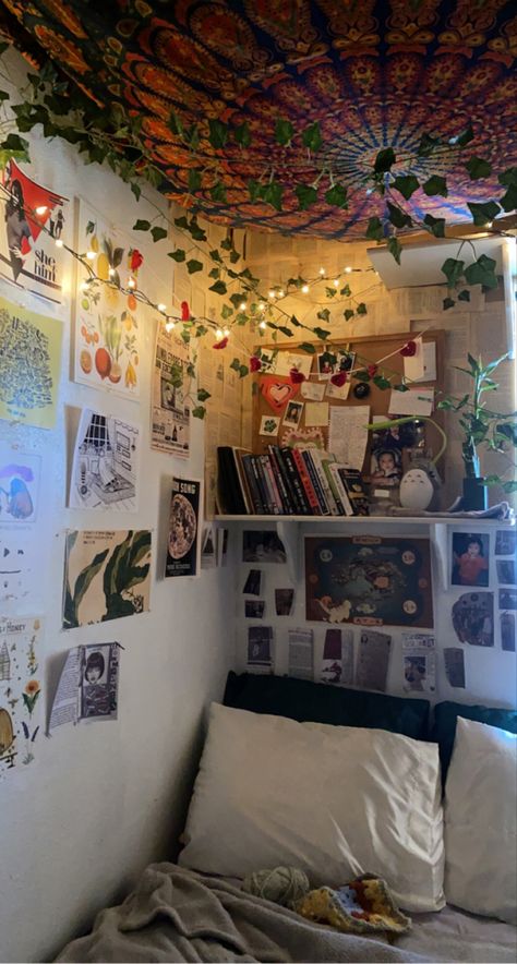 Fandom Bedroom Aesthetic, Fandom Bedroom, College Dorm Inspo, Pillow Princess, Dorm Room Layouts, Box Room, Dorm Inspo, Chill Room, Indie Room Decor