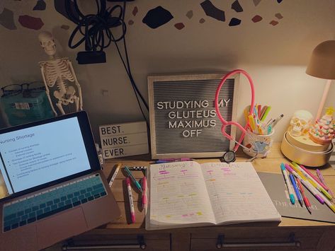 studying my gluteus maximus off | nursing inspo | stethoscope | pens | markers | laptop | notes | anatomy | physiology Nursing Student Desk Setup, Nursing Student Study Desk, Nursing School Desk, Laptop Notes, Notes Anatomy, Nursing Major, Gluteus Maximus, Nurse Inspiration, Anatomy Physiology