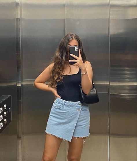 Outfit With Black Top, Skorts Skirts Outfit, Jean Skirt Outfit, Europe Outfits Summer, Jean Skirt Outfits, La Outfits, Europe Outfits, Beige Outfit, Outfit 90s