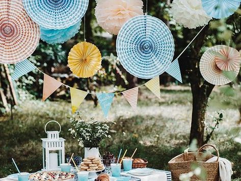 Pynt op i haven med disse flotte rosetter til din havefest🎉. Du finder alt du skal bruge hos Partyinabox🤩. Christening Decorations, Fest Temaer, Summer Deco, Fan Decoration, Fiesta Baby Shower, Bleu Pastel, Pastel Watercolor, Rose Pastel, Paper Fans