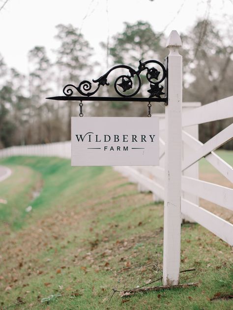 Country House Driveway Entrance, Farmhouse Driveway Ideas, Diy Farm Sign, Farm Gates Entrance Driveways Country, Farm Signs Entrance Driveways, Diy Farmstand Ideas, Farm Sign Landscaping Ideas, Farm Entrance Ideas Driveways, Property Signs Country